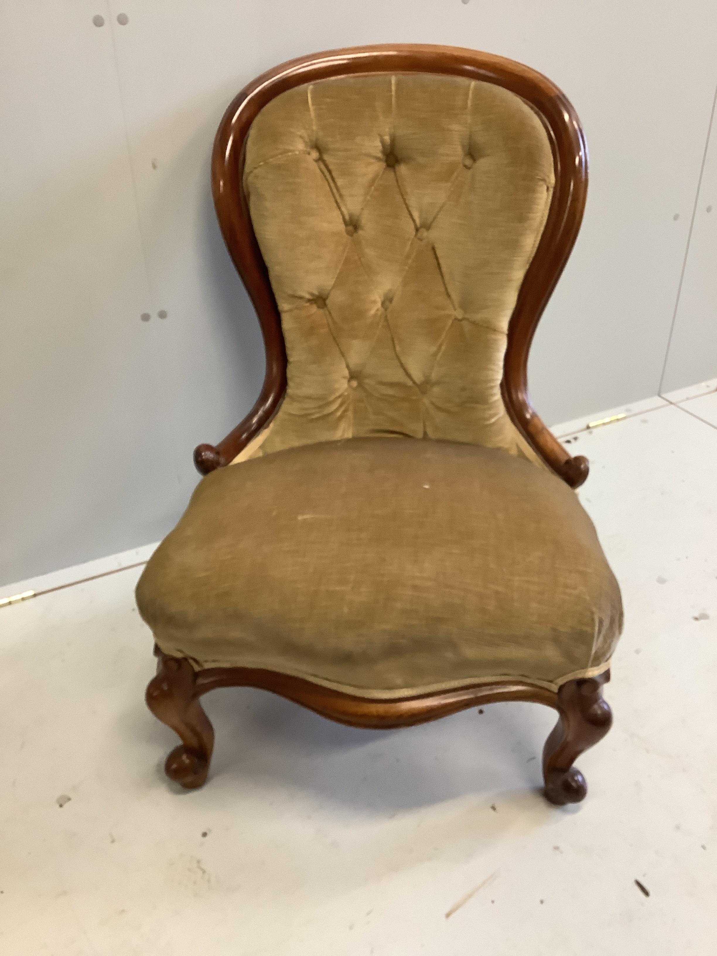 An early Victorian mahogany Pembroke table, width 114cm, depth 59cm, height 74cm together with a Victorian mahogany spoonback nursing chair